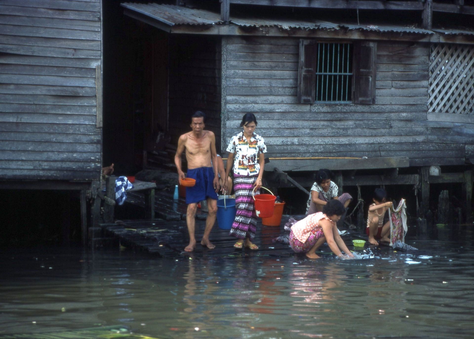 Famiglia che abita in un canale a Bangkok